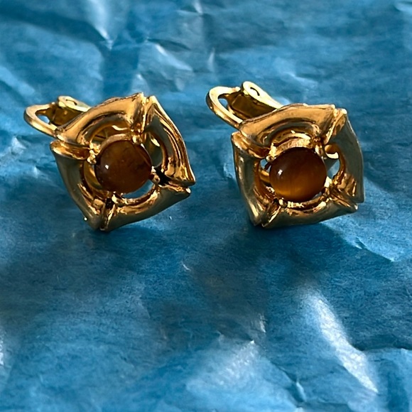 Crown Trifari Tiger Eye Clip Earrings - Picture 2 of 4
